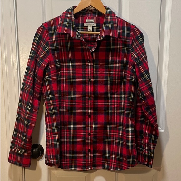 L.L. Bean Tops - LL Bean Women’s Slightly Fitted Red Plaid Button-Up Shirt Size Medium.